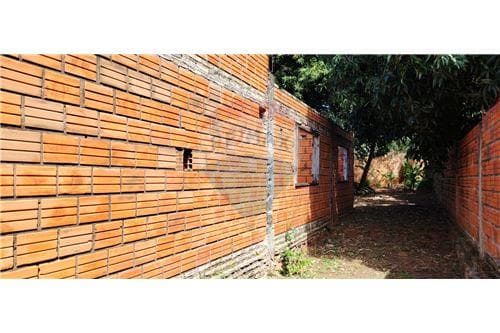 Terreno amurallado y construcción a terminar — foto 2