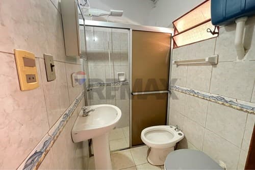 Salones comerciales - 1 cuadra de mcal. Lopez