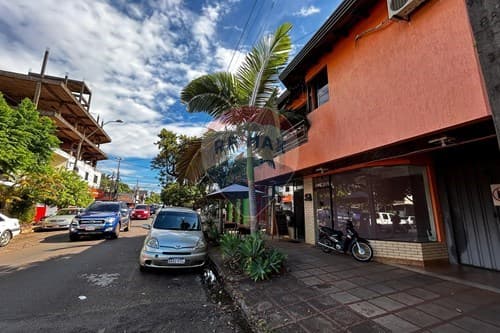 En venta casa céntrica con locales comerciales!!