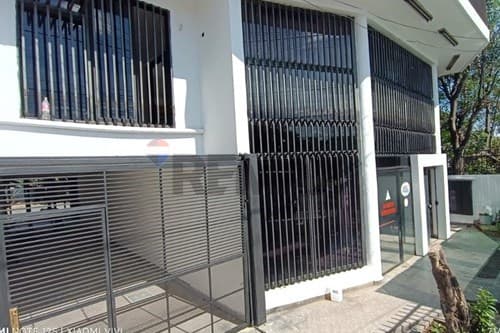 Local comercial con Entrepiso sobre Acceso Sur