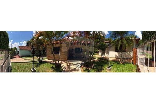 casa en Venta con Local en Carmen del Parana 153m2