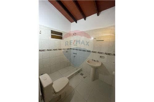 Amplia casa con piscina en loma pyta — foto 4