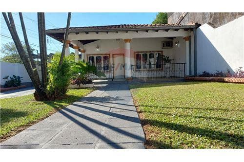 En Venta hermosa Casa con piscina - Capiatá Ruta 1
