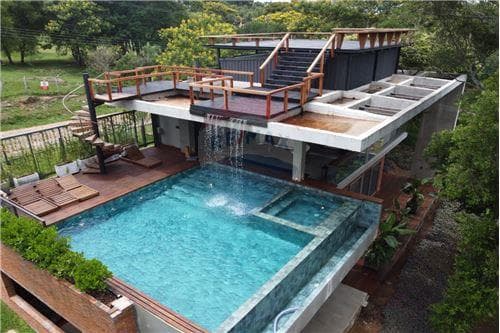 Hermosa casa en las colinas con vista al lago