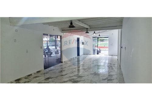 Salon comercial sobre denis roa, foto 5