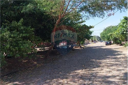 Terreno en esquina sobre calle empedrada — foto 1