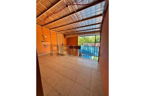 Casa con salón comercial, piscina y quincho