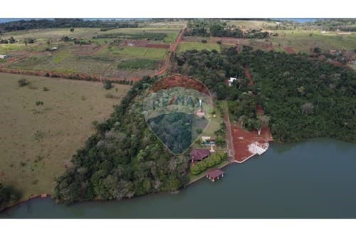 Granja con muelle sobre el rio acaray — foto 5