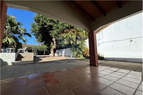 Amplia casa con piscina en lambare — foto 1