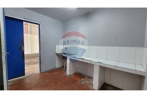 Depósito Comercial 310 m2 cubiertos - Z/ Mercado 4
