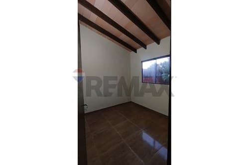 Casa en limpio zona abasto — foto principal