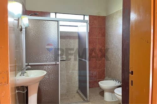 ¡excente terreno con casa p/ refaccionar en Luque!, foto 4