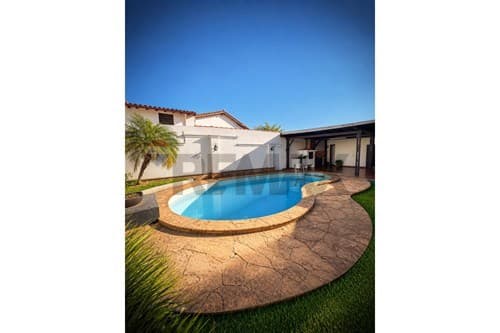 En venta importante propiedad en barrio mburicao — foto 2