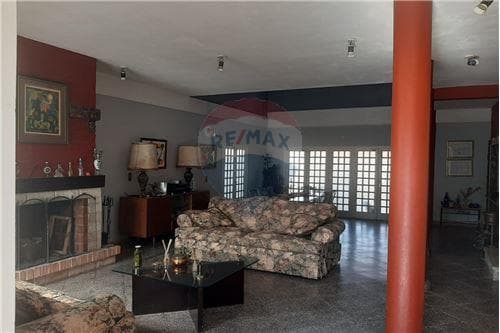 En venta casa de 1080 m2 en la ciudad de lambare!!