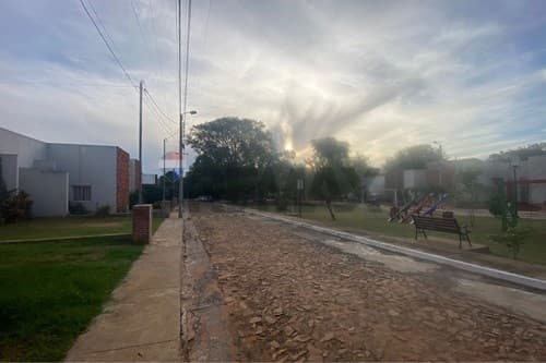 Vendo casa en barrio cerrado Luque - limpio