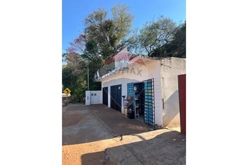 Amplia propiedad con 6 salones comerciales — foto 3