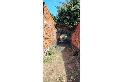 Terreno amurallado y construcción a terminar — foto 3