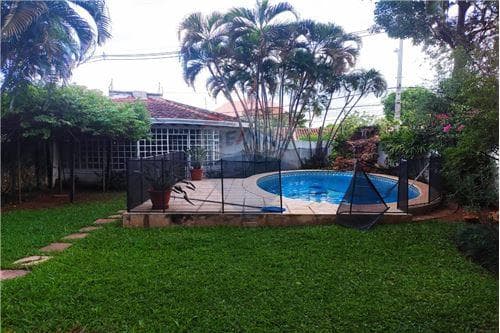 Casa con terreno de 1309 m2 en esquina — foto 2