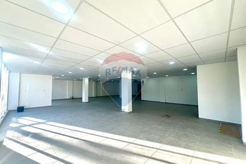 Salón comercial sobre Av. Fdo. de la Mora — foto 3