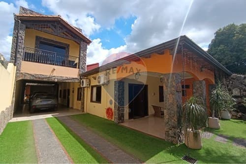En venta amplia residencia en lambare