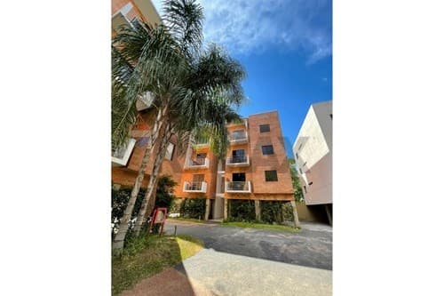 Dpto de 2 dorm + A. serv y cochera Las Mercedes