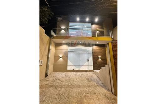 📣se alquila local comercial en planta alta, a media cuadra de molas lópez en barrio santisima Trinidad‼