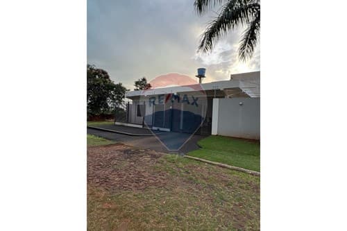 Venta de Casa Moderna con Piscina en San Alfredo