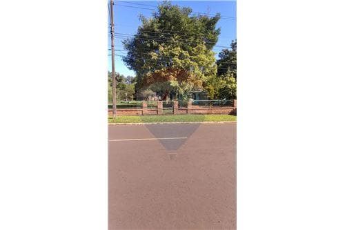 Residencia en amplio terreno en centro de hohenau — foto 2