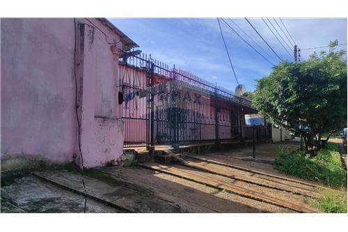 Casa con local comercial en Barrio Santa Maria