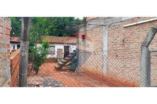 Venta de casa con dos salones comerciales