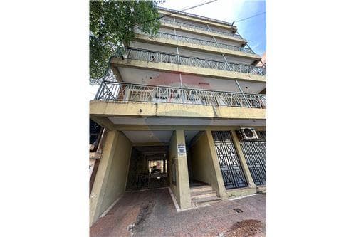 Edificio con renta. 9 dptos. y 1 local comercial