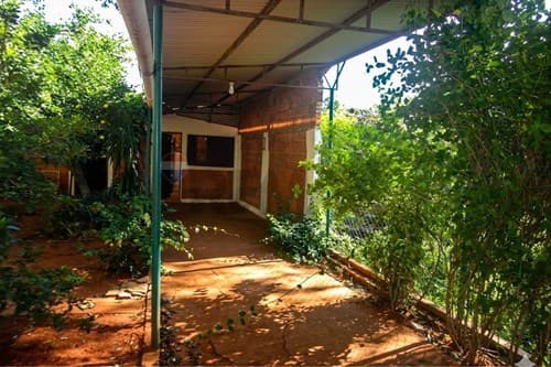Vendo terreno con casa a refaccionar