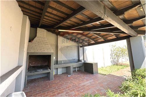 Local comercial con oficinas y patio, foto 2