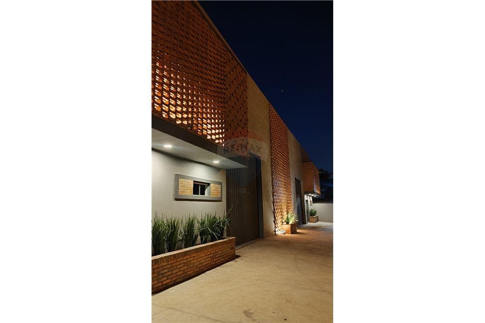 Amplio deposito con oficinas - Showroom, foto 2