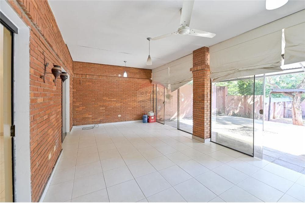 Casa con piscina sobre av. Perón, foto 4