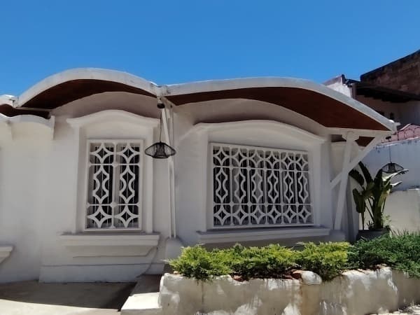 Los laureles! Importante residencia en alquiler