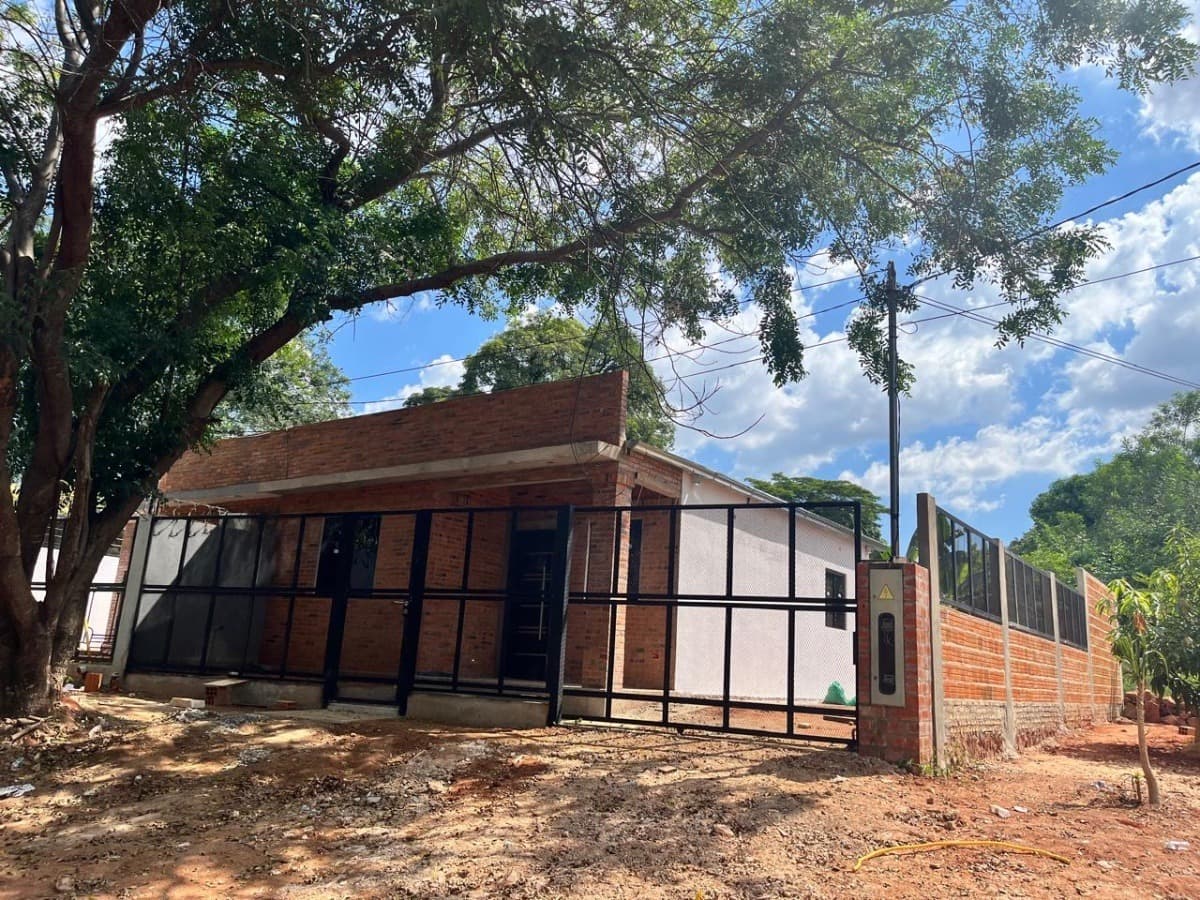 Vendo casa a estrenar en barrio rincón Ñemby