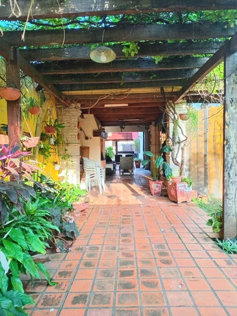 En venta - amplia casa en barrio mburucuya, foto 3
