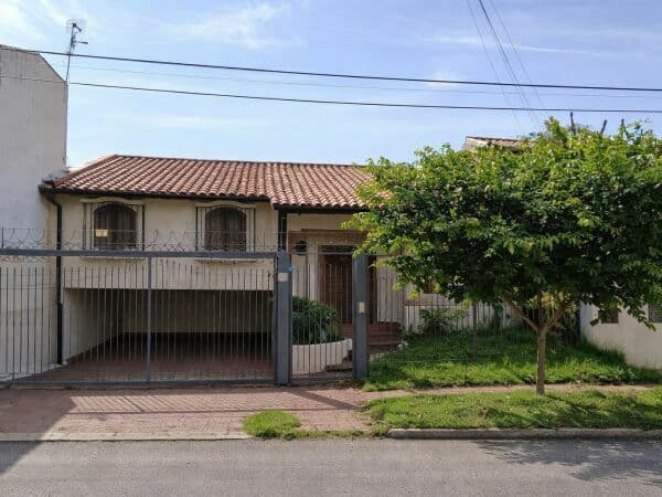 Casa amplia con quincho y patio – zona félix bogado