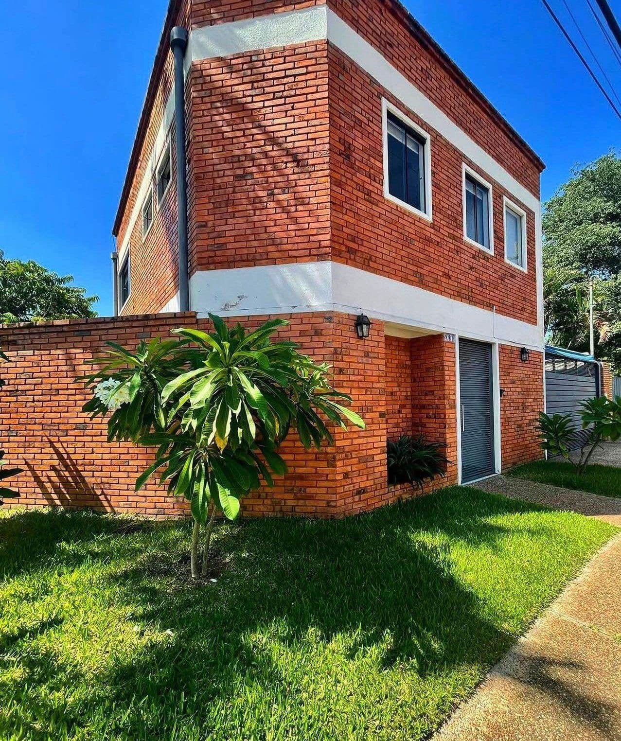 En venta duplex en esquina en el barrio ycua sati de Asunción