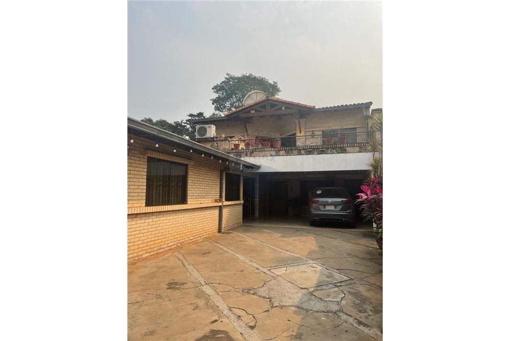 Casa Amplia en Venta en Barrio Kennedy