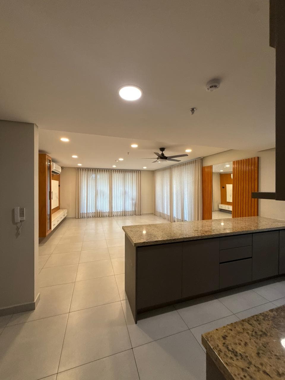 En Venta Departamento semi amoblado de 3 dormitorios más área de servicio, foto 2