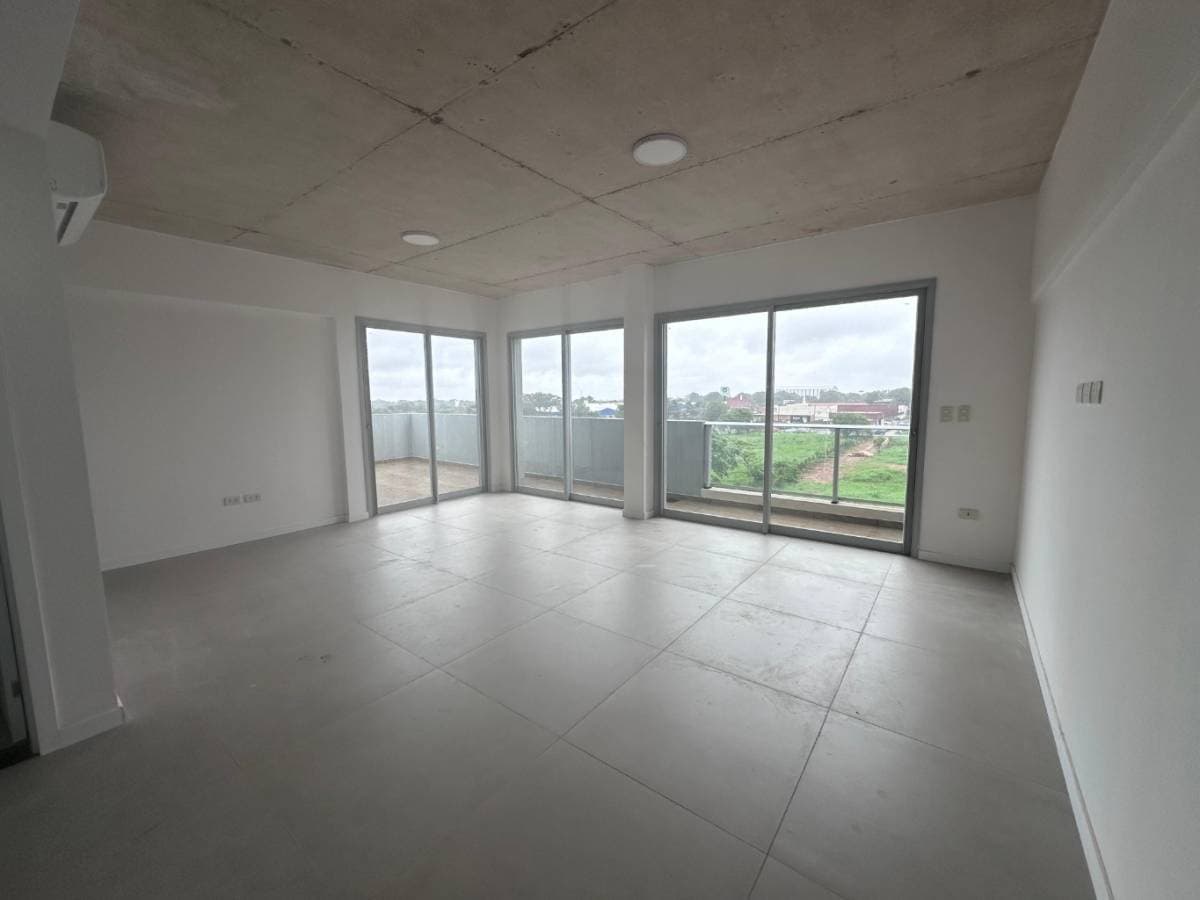 Departamento amplio de tres dormitorios en laurelty Luque! — foto 2