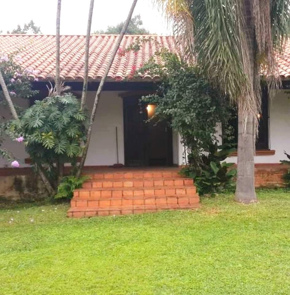 Amplia Casa Colonial Con Terreno De 1.158 M2 Zona Luque Aregua ‼️, foto 2