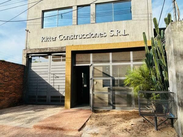 Alquilo edificio en santisima Trinidad, a 1 cuadra de artigas