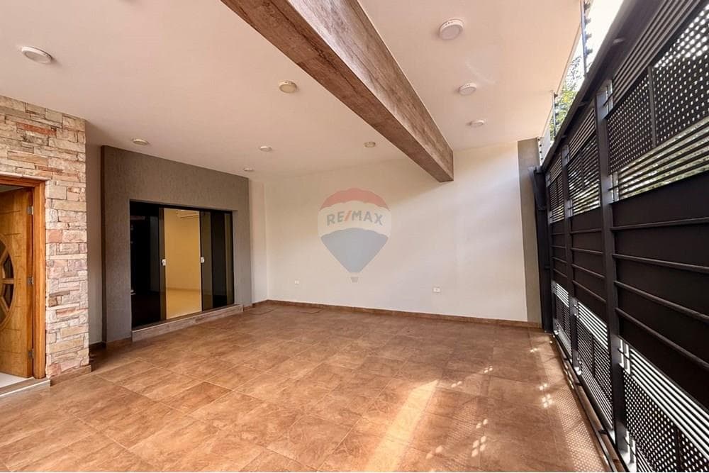 Triplex en lambare barrio felicidad, foto 3