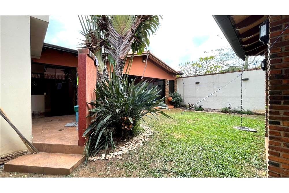 Importante Residencia en Fernando de la Mora Z.N, foto 5