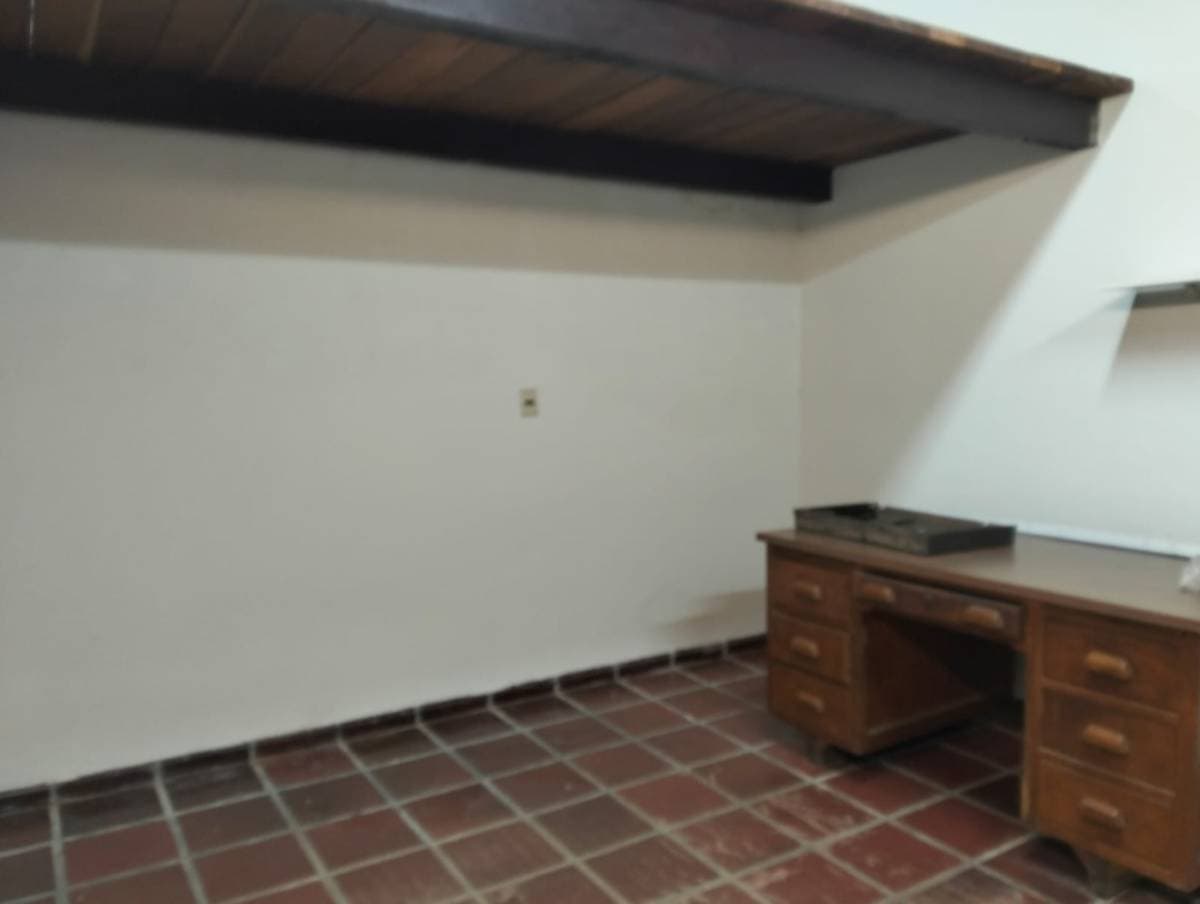 Alquilo amplia residencia en barrio mburucuya