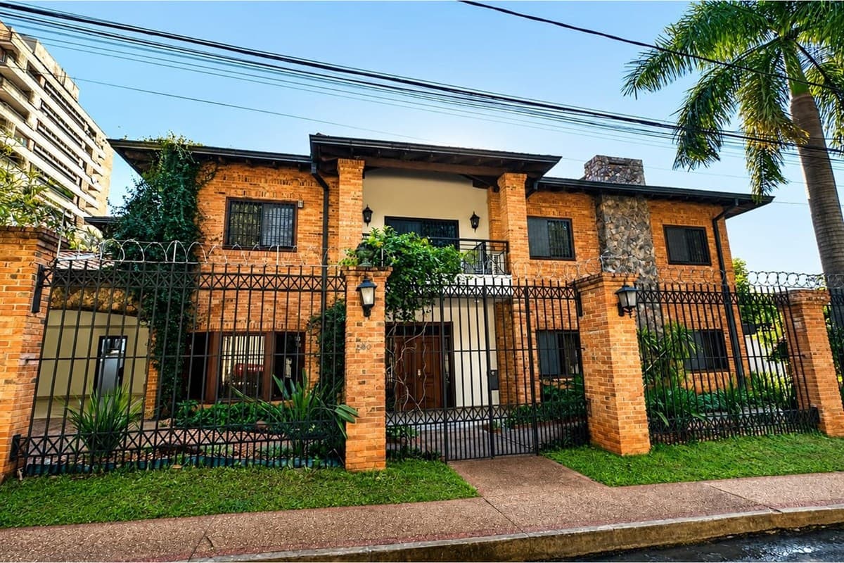 Residencia-Alquiler-Av Ciudad del Vaticano , Bernardino Caballero, Asunción