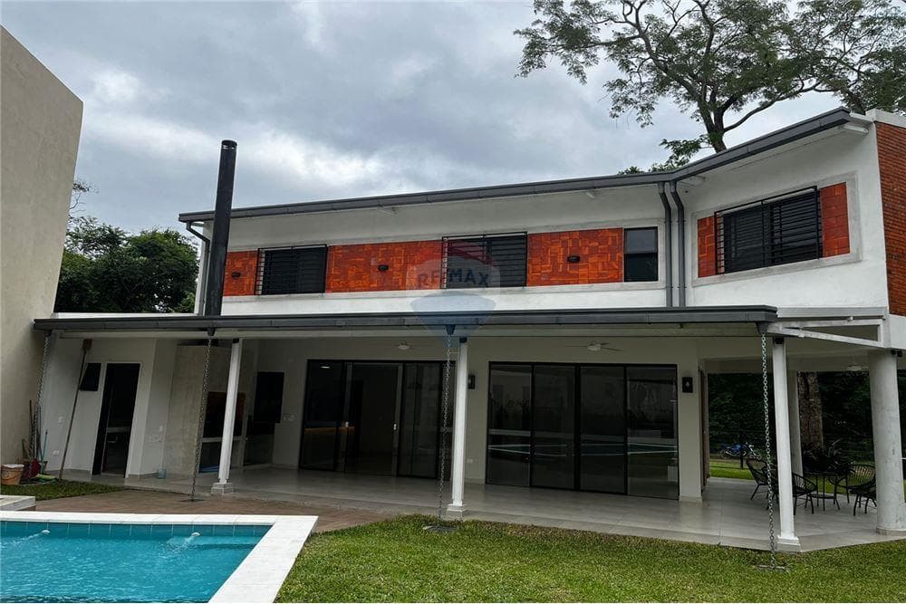 Casa con amplios espacios estilo minimalista, foto 3